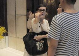 狗仔爆料恩爱夫妻视频,恩爱夫妻甜蜜互动引网友热议